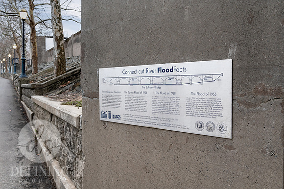 Riverfront_Floodmarkers_and_Monument_18