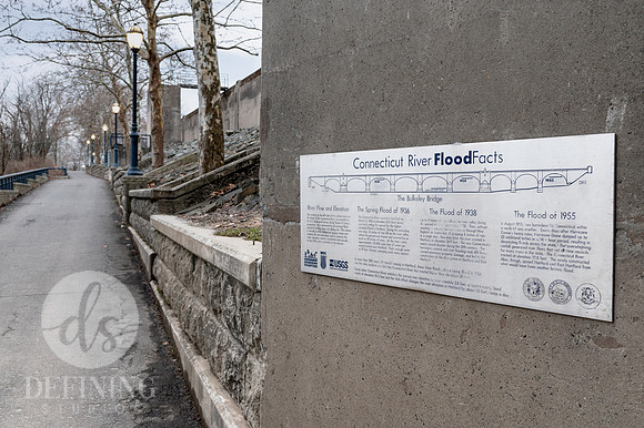 Riverfront_Floodmarkers_and_Monument_19