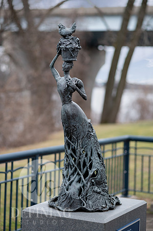 Riverfront_Floodmarkers_and_Monument_03