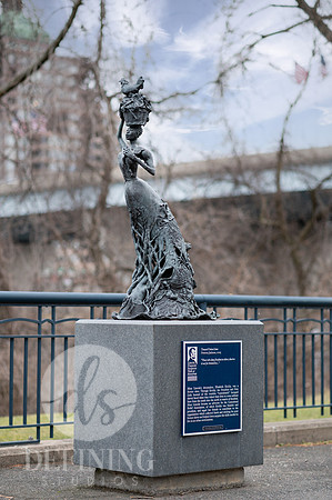 Riverfront_Floodmarkers_and_Monument_11