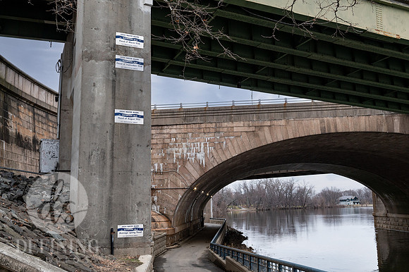Riverfront_Floodmarkers_and_Monument_16