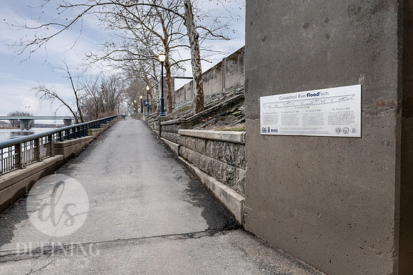 Riverfront_Floodmarkers_and_Monument_17